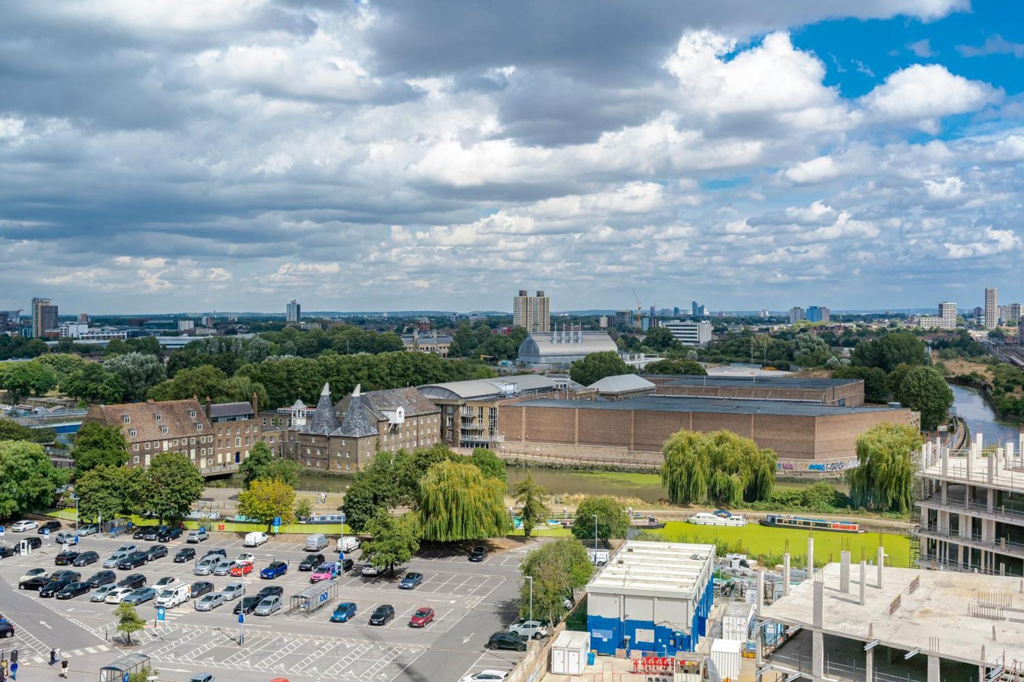 High-spec Apartment- Prime East - Near O2 Arena Londra