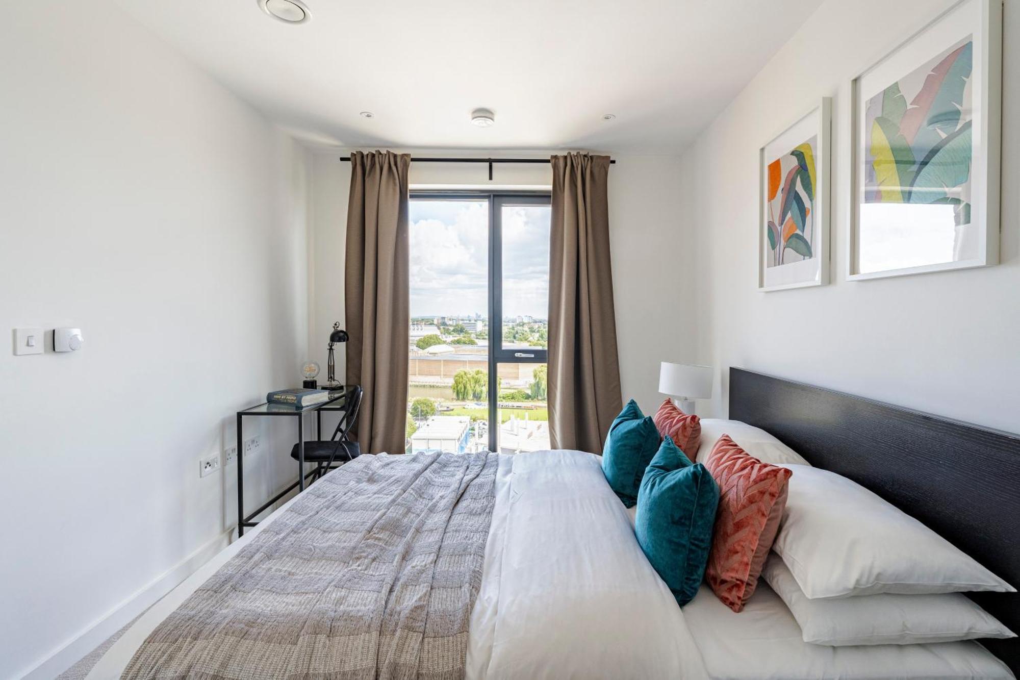 High-spec Apartment- Prime East - Near O2 Arena * Londra